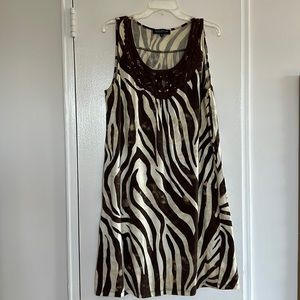 Petite trapeze cotton mix dress with front neck line embroidery and back yoke.